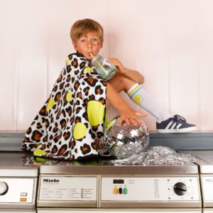 Enfant avec une cape imprimée léopard, tissu imprimé par Up'Textile
