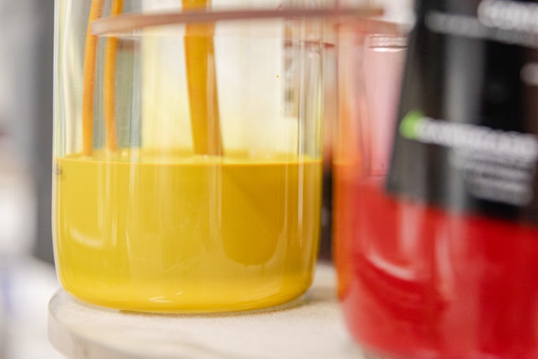 Encres jaune et rouge pour l'impression textile numérique