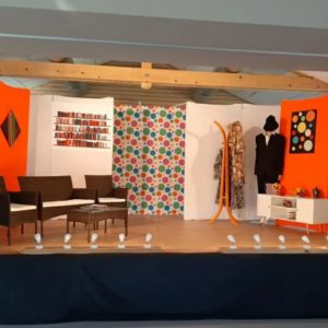 Décor de théâtre du Grenier de la Baffe en tissus imprimés par Up'Textile