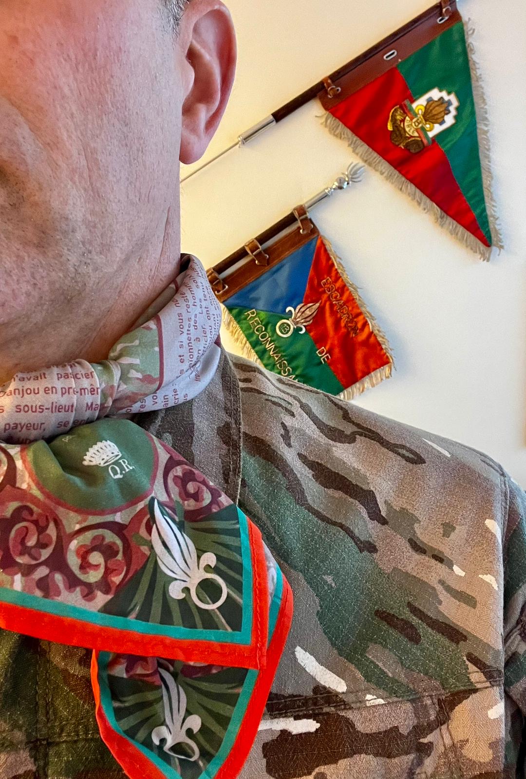 Foulard d'instruction QR Créations porté militaire